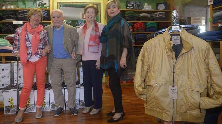 Manuel Pillado y Carmen Castro, ayer con sus hijas. // Noé Parga