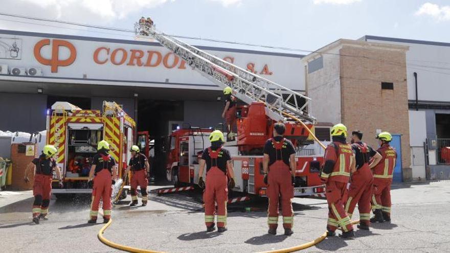 Incendio en una nave de reciclaje en el polígono de Las Quemadas