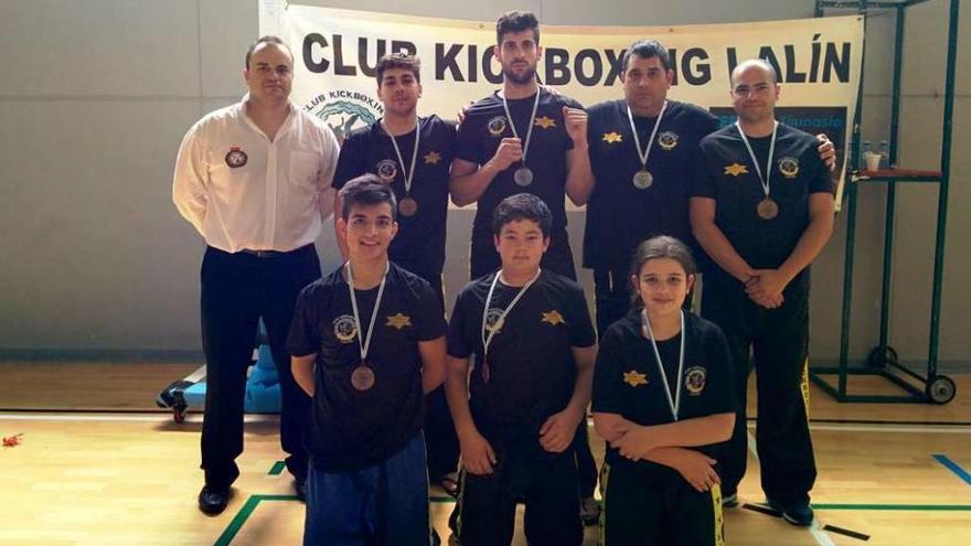 Medallistas y monitores del Club Kickboxing Lalín tras el campeonato gallego de Semi-Contact.