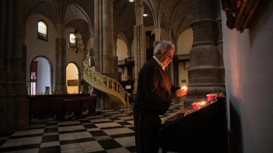 El sacerdote de la Catedral de La Laguna antes del cierre del recinto.