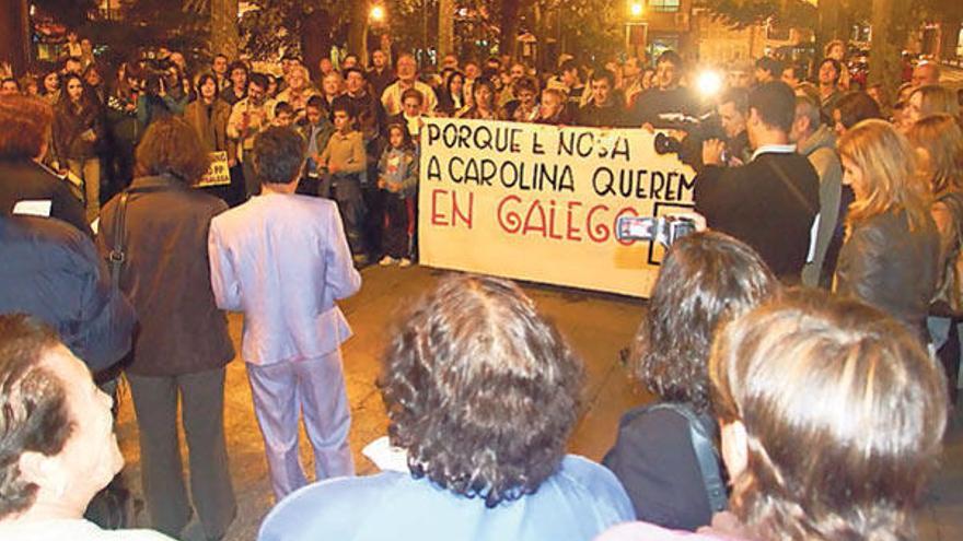 Tras a pancarta e frente a ela numerosas persoas cantaron &quot;A Saia de Carolina&quot; en galego despois de escoitar o manifesto lido por Antón Laxe.  //J.S.