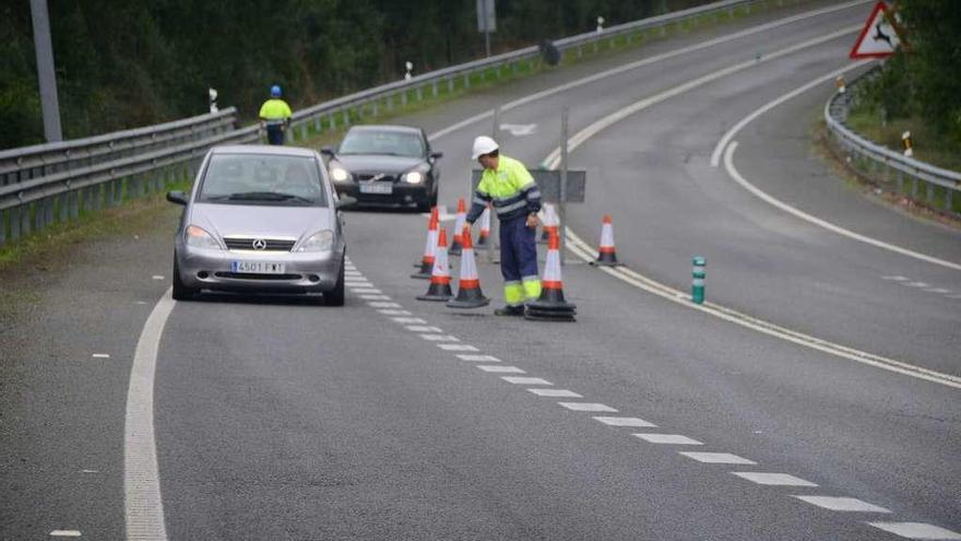 El acceso del corredor a Cangas se cortó ayer para las obras de mejora del firme. // Gonzalo N.