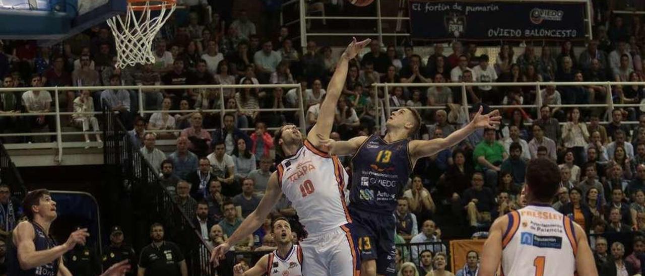 Una acción de un partido del Oviedo Baloncesto durante el play-off de ascenso a la ACB de la pasada temporada.