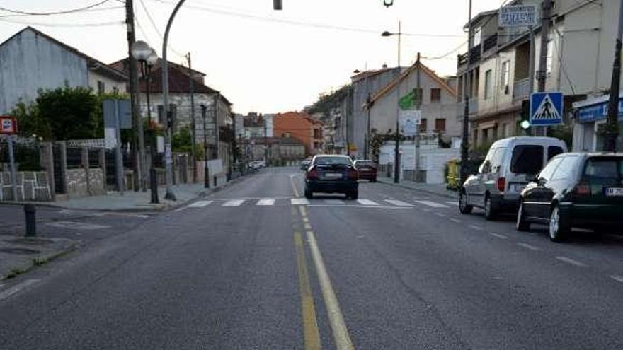 La avenida da Toxa, con una doble línea continua de obra. // G. Santos