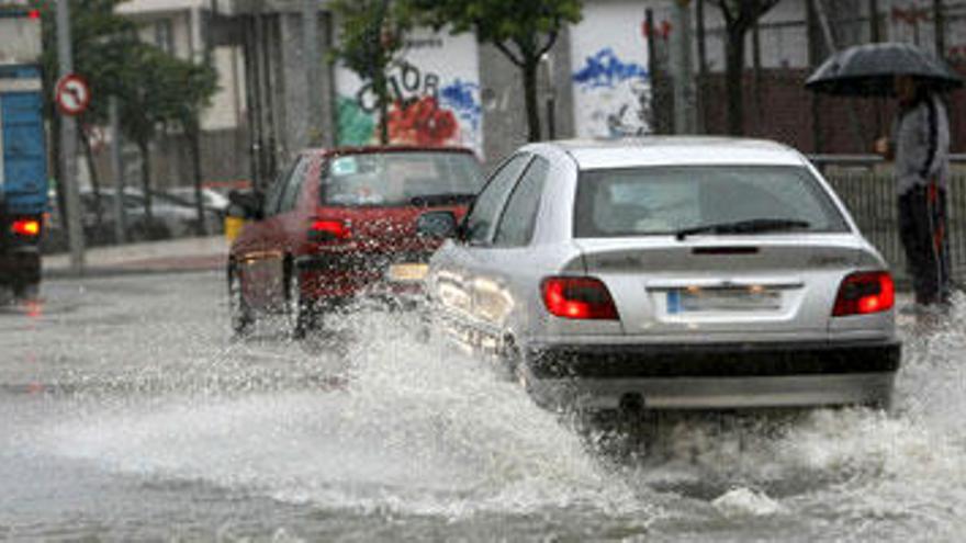 Acumulación de agua en Oviedo, este martes