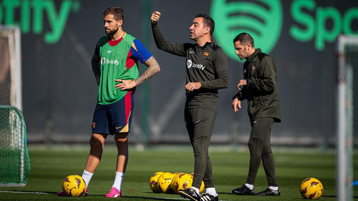 Iñigo Martínez y Xavi Hernández en el entrenamiento matutino del miércoles