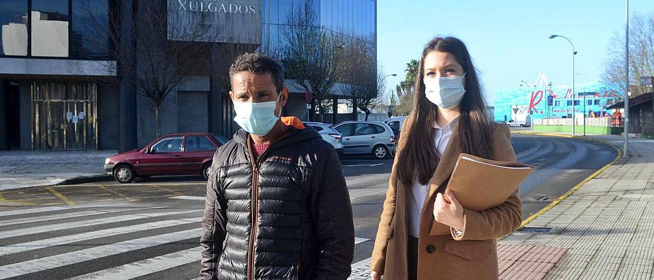 Said Ammari y su abogada, Miryan Salgado, ayer frente a los Juzgados de Vilagarcía.