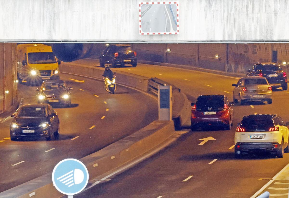 El nuevo radar del túnel de Beiramar, más moderno que el anterior, se ha instalado a la altura de la entrada y salida hacia «La Paellera».