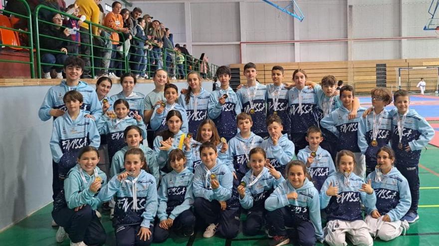 Los deportistas con sus medallas en el pabellón de Calvià. | SAMYD