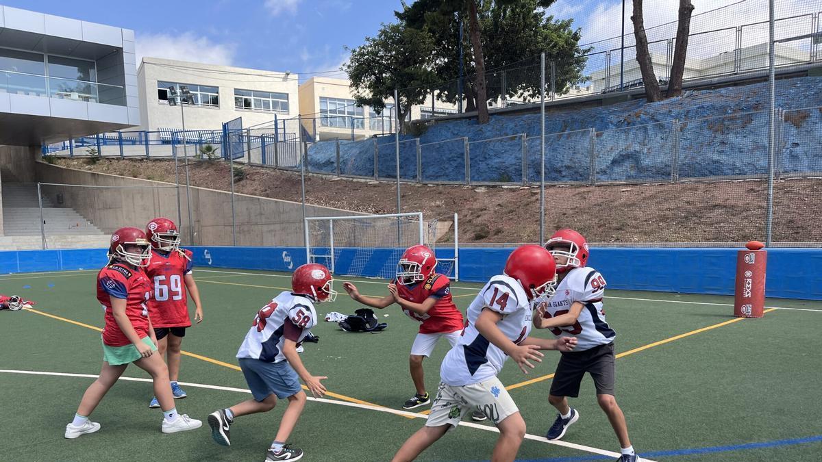 El alumnado tiene la oportunidad de practicar fútbol americano.