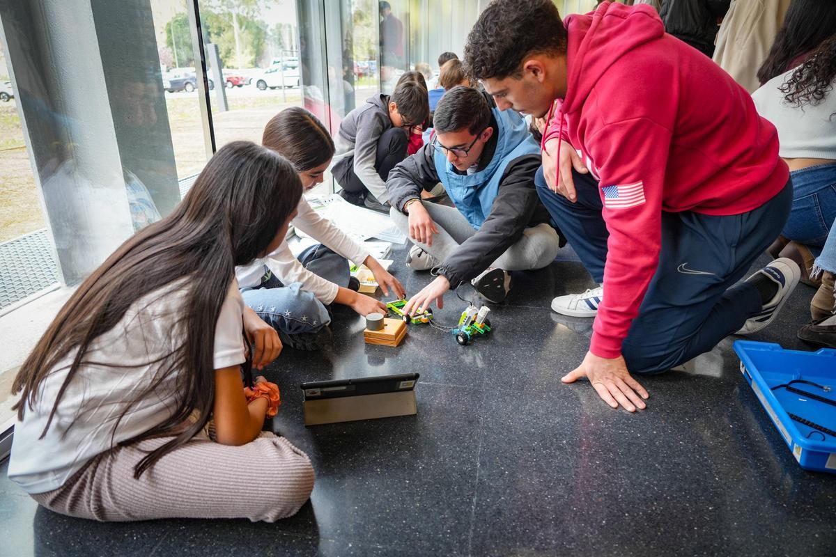 Esther Delgado, a la izquierda, y Emilio Cordero, a la derecha, durante las actividades de robótica en el campus de Badajoz.