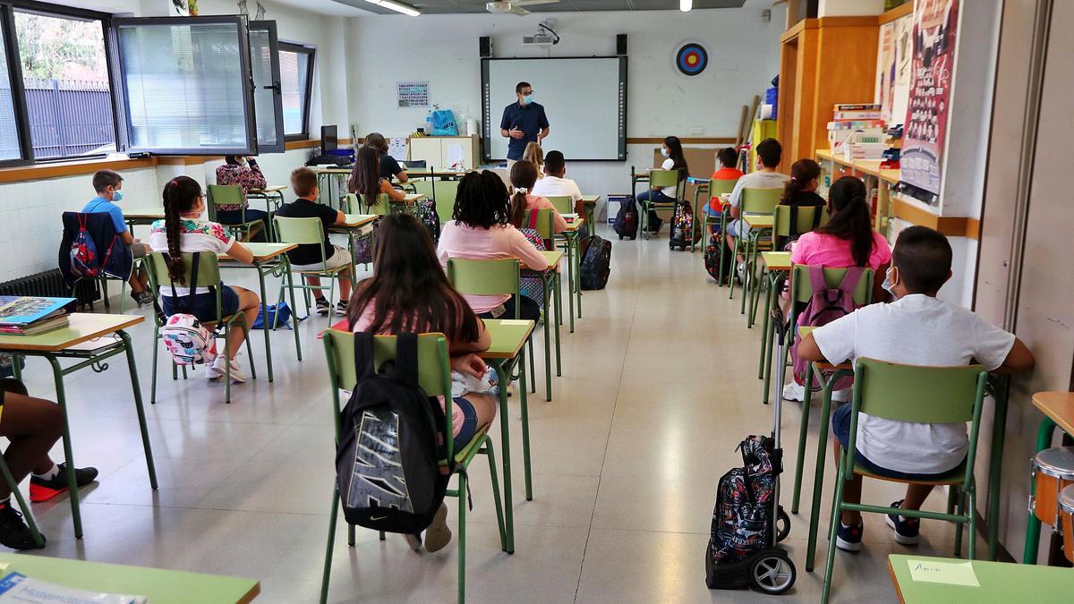 Abrir las puertas abiertas es una de las medidas para gaerantizar la ventilación de las clases. | F. CALABUIG