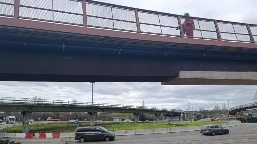 Desbrozan la "rotonda del mapamundi" en la primera fase de las obras para renovar la imagen del nudo entre Lugones y La Fresneda