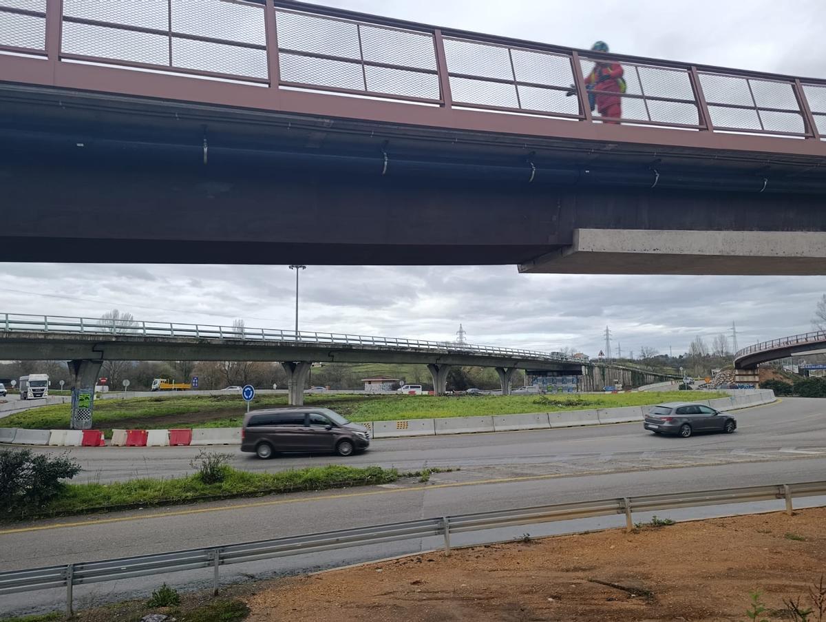 Vista de la rotonda donde se llevará a cabo la actuación, al fondo. Arriba, un tramo de la senda entre Lugones y La Fresneda.