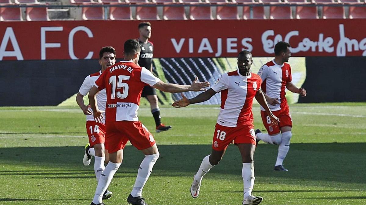 Mamadou Sylla rep la felicitació de Juanpe després de marcar-li un gol a l&#039;Albacete.