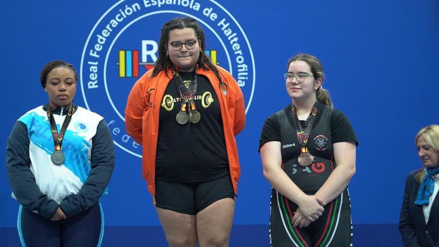 Tihara Saldívar, en lo alto del podio, con las medallas de oro.