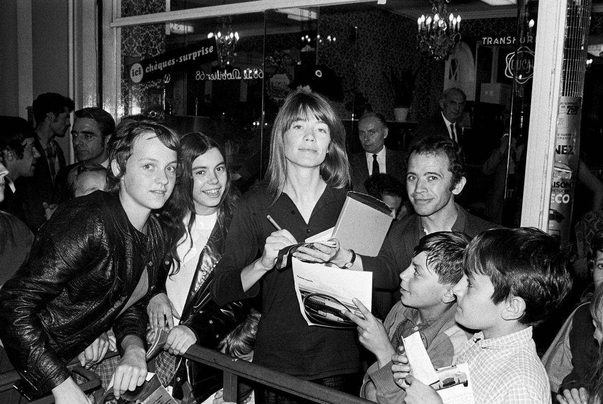 Françoise Hardy firma autógrafos en París en 1969