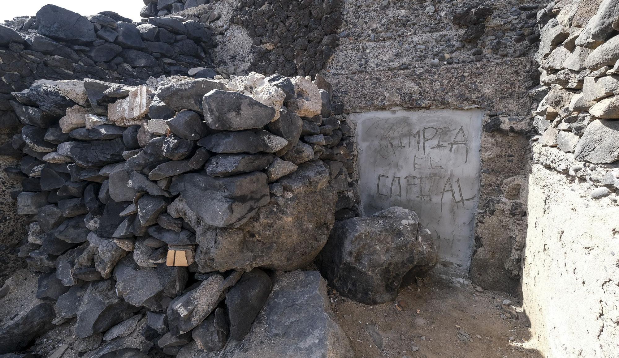 Limpieza de uno de los búnkeres de El Confital en Las Palmas de Gran Canaria