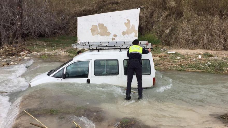 La Policía Local rescata del río Cabra al conductor de una furgoneta