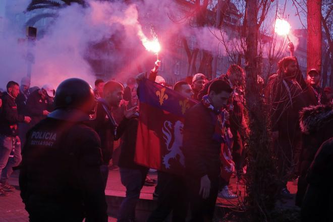 Varios centenares de seguidores radicales del Olympique Lyon se han concentrado en la plaza Artós de Barcelona desde donde se dirigirán al Camp Nou para presenciar el partido de vuelta de octavos de final de la Liga de Campeones donde los franceses s