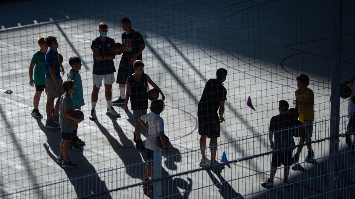 Barcelona 14 09 2020 Sociedad  Extraescolares deportes federados vuelta al cole  LUGAR  puente de marina  ninos jugando a baloncesto  basquet  deporte  extraescolares  AUTOR  MANU MITRU