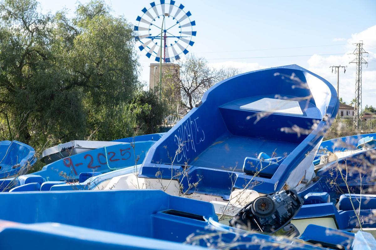 Imagen del 'cementerio de pateras' ubicado en Son Tous, a escasos metros del nuevo centro de primera acogida.