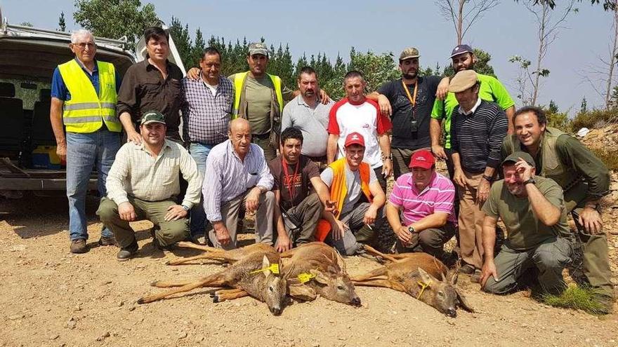 La cuadrilla de caza de Vilatuxe abate tres corzos