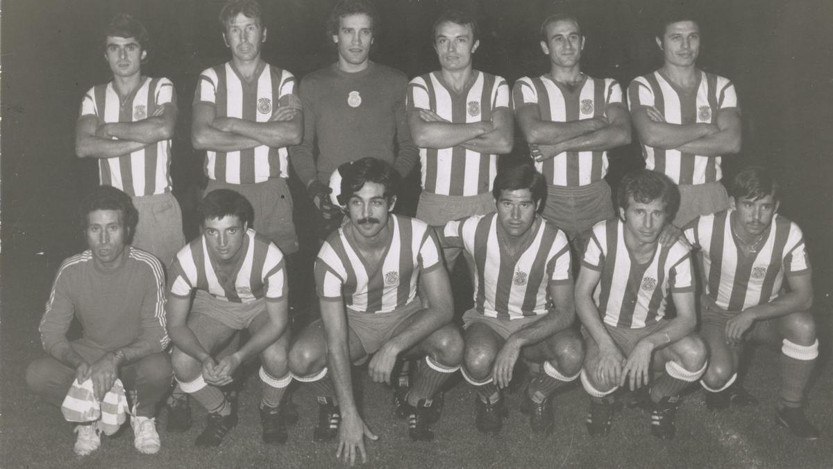 La plantilla del Girona l'any 1976 durant l'homenatge a Isidre Sala.