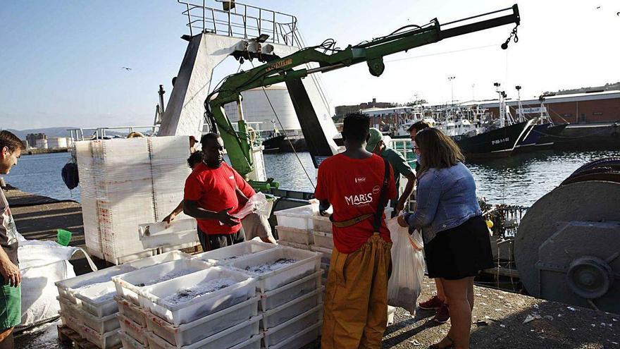 Barcos en El Musel, tras la descarga.