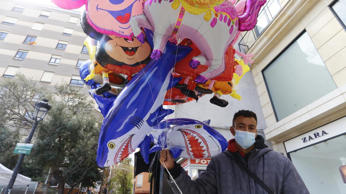 Mohamed, vendedor ambulante de globos, en Santa Clara.