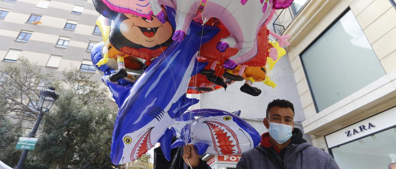 Mohamed, vendedor ambulante de globos: "Recorro toda España, de fiestas en fiestas"