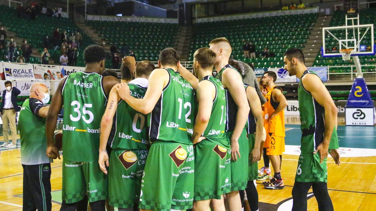 Los jugadores del Cáceres durante el partido ante el Lleida en el Multiusos.