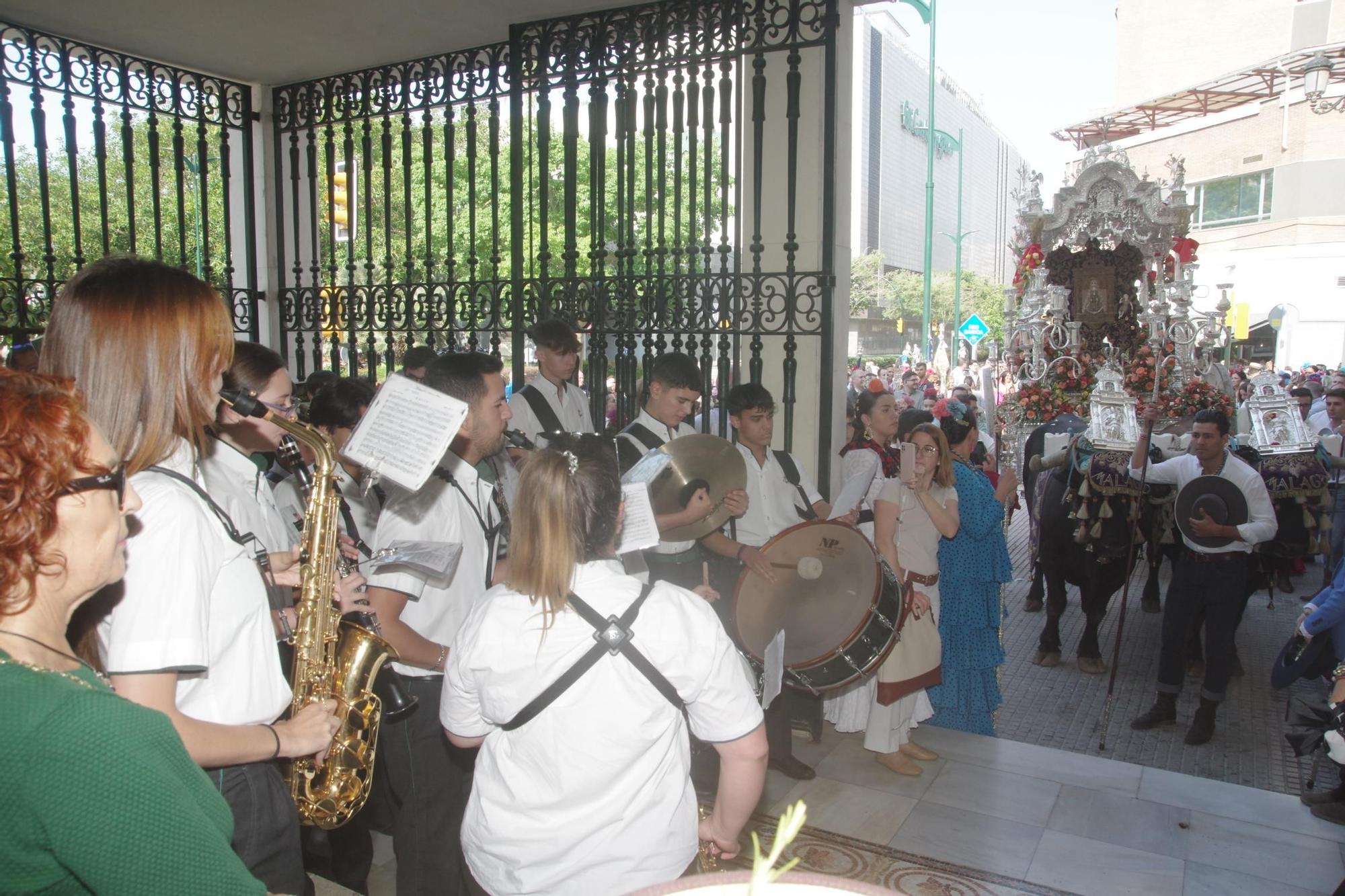 La Hermandad de Málaga sale en procesión hacia la Aldea del Rocío