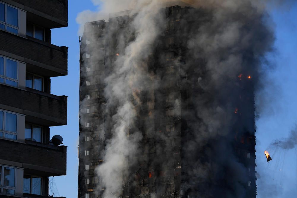 Incendio en un edificio de 24 plantas en Londres