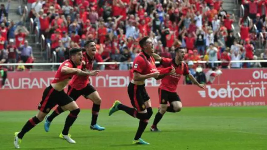 El Mallorca arrolla al Mirandés y da un paso gigante a la Segunda División