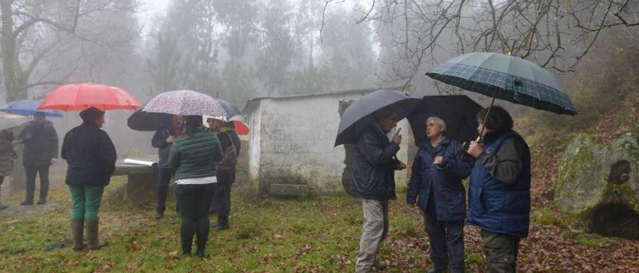 Vecinos de Pontesampaio, opuestos a la planta, visitan los terrenos elegidos. // G. Santos