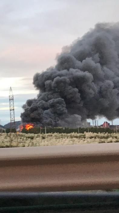 El incendio del desguace de Gijón, visto desde la autopista.