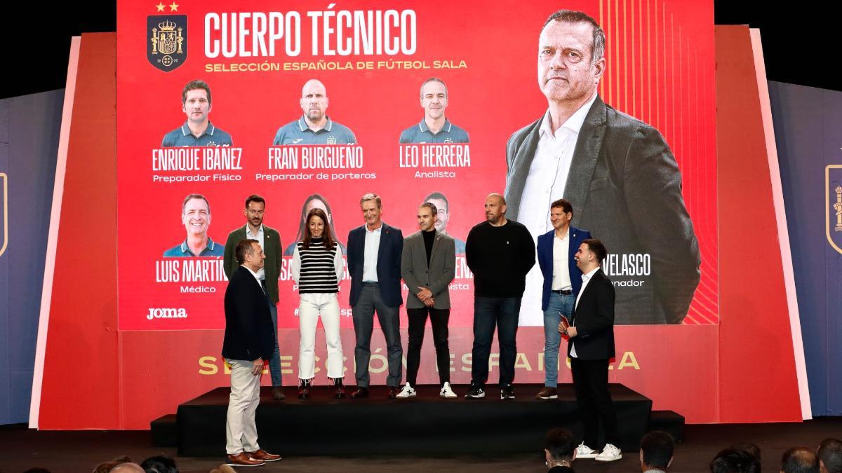 Jesús Velasco, junto a su equipo de trabajo en la 'Roja'