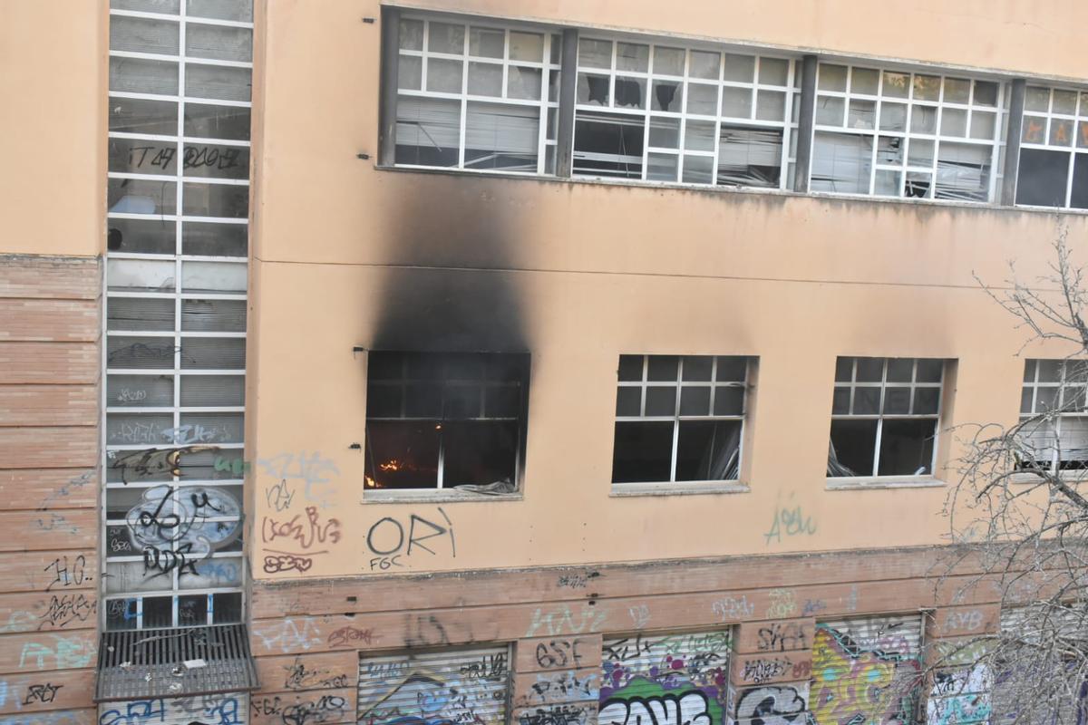 Fotogalería | Las imágenes del incendio el edificio abandonado de Reyes Huertas Fotogalería | Las imágenes del incendio el edificio abandonado de Reyes Huertas