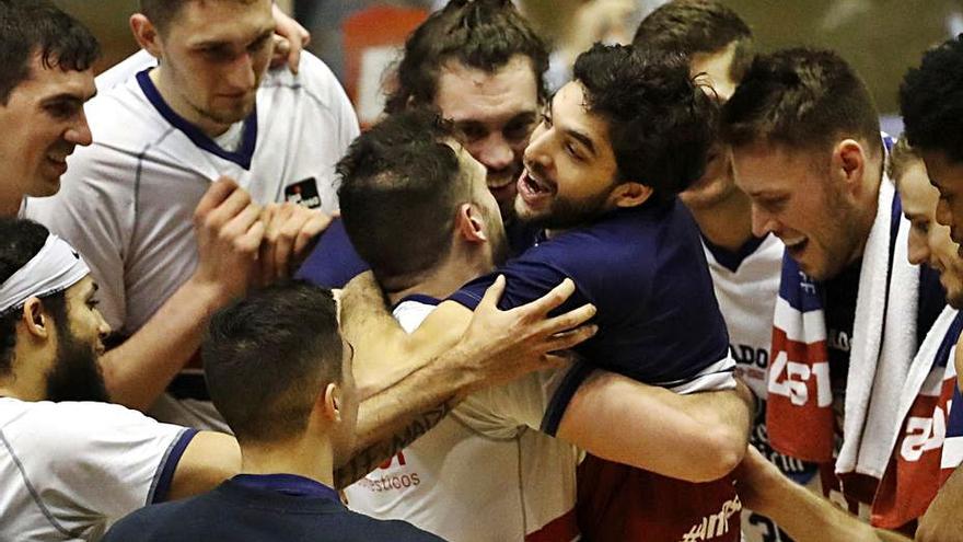 Celebración de los jugadores locales. |  // LAVANDEIRA JR.