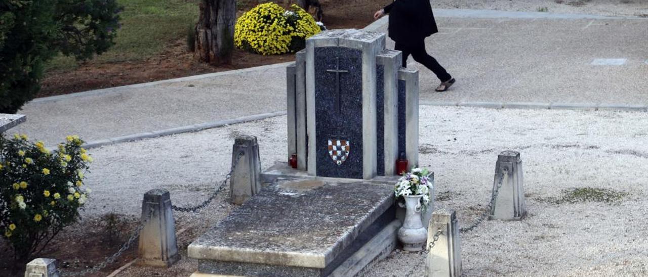 La tumba del genocida croata Luburic, en un lugar privilegiado del cementerio de Carcaixent.