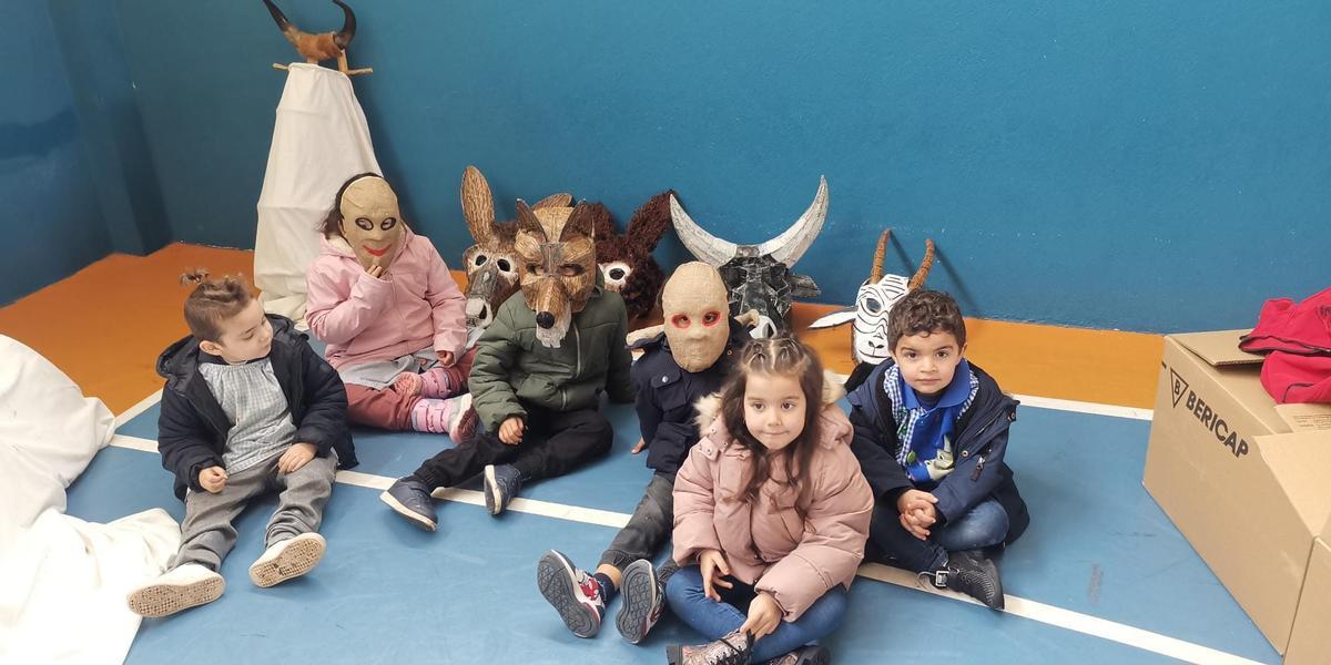 El Toro de Carnaval de Morales entra en las aulas