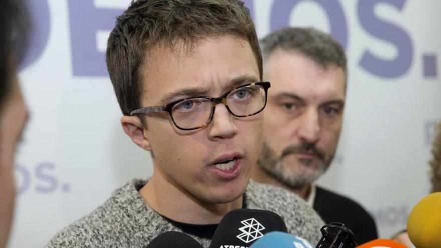 Íñigo Errejón atiende a los periodistas.