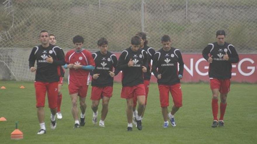 Los titulares frente al Racing de Ferrol realizaron en la mañana de ayer un entrenamiento de recuperación.