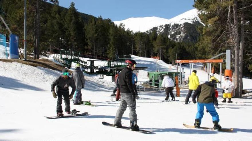 Aficionats a l&#039;snow a les pistes d&#039;esquí de la Molina, que ahir va tancar la temporada