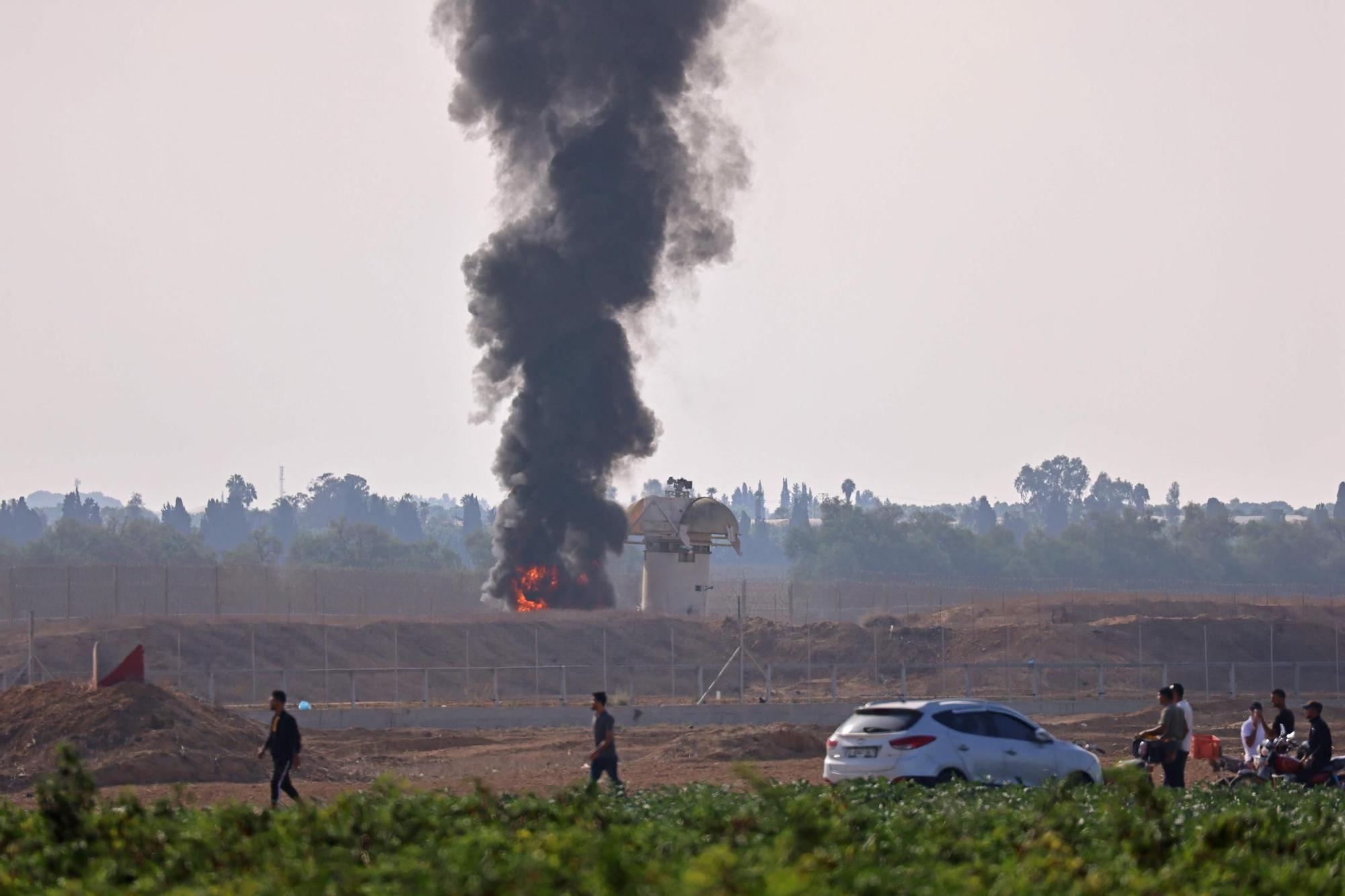 Imagen tomada desde la ciudad de Khan Yunis, en la Franja de Gaza, en la que se observa humo cerca de una torre de observación israelí.