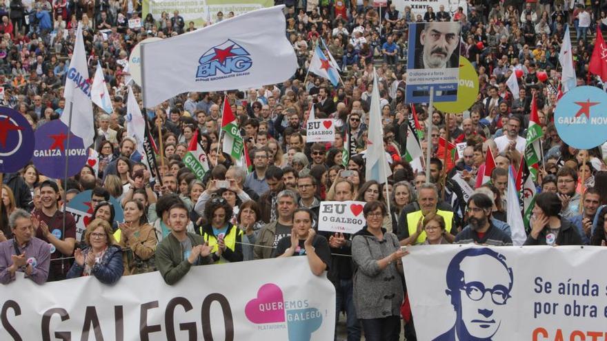 Miles de personas reclaman en Santiago el derecho a vivir en gallego &quot;sin restricciones&quot;