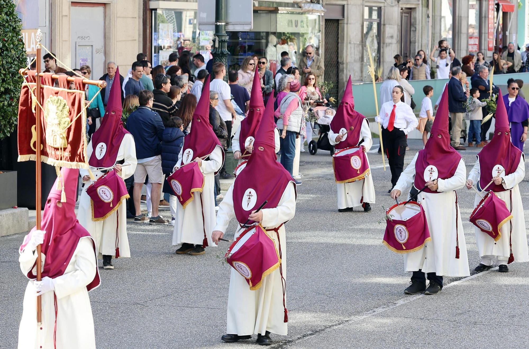 Cientos de fieles acompañan a la 'Borriquita' y bendicen sus ramos en Vigo