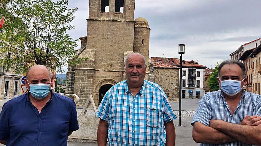 Francisco José García, ganadero y empresario; el cartero jubilado Gonzalo Rodríguez y el ganadero Alberto Pérez, en Salas