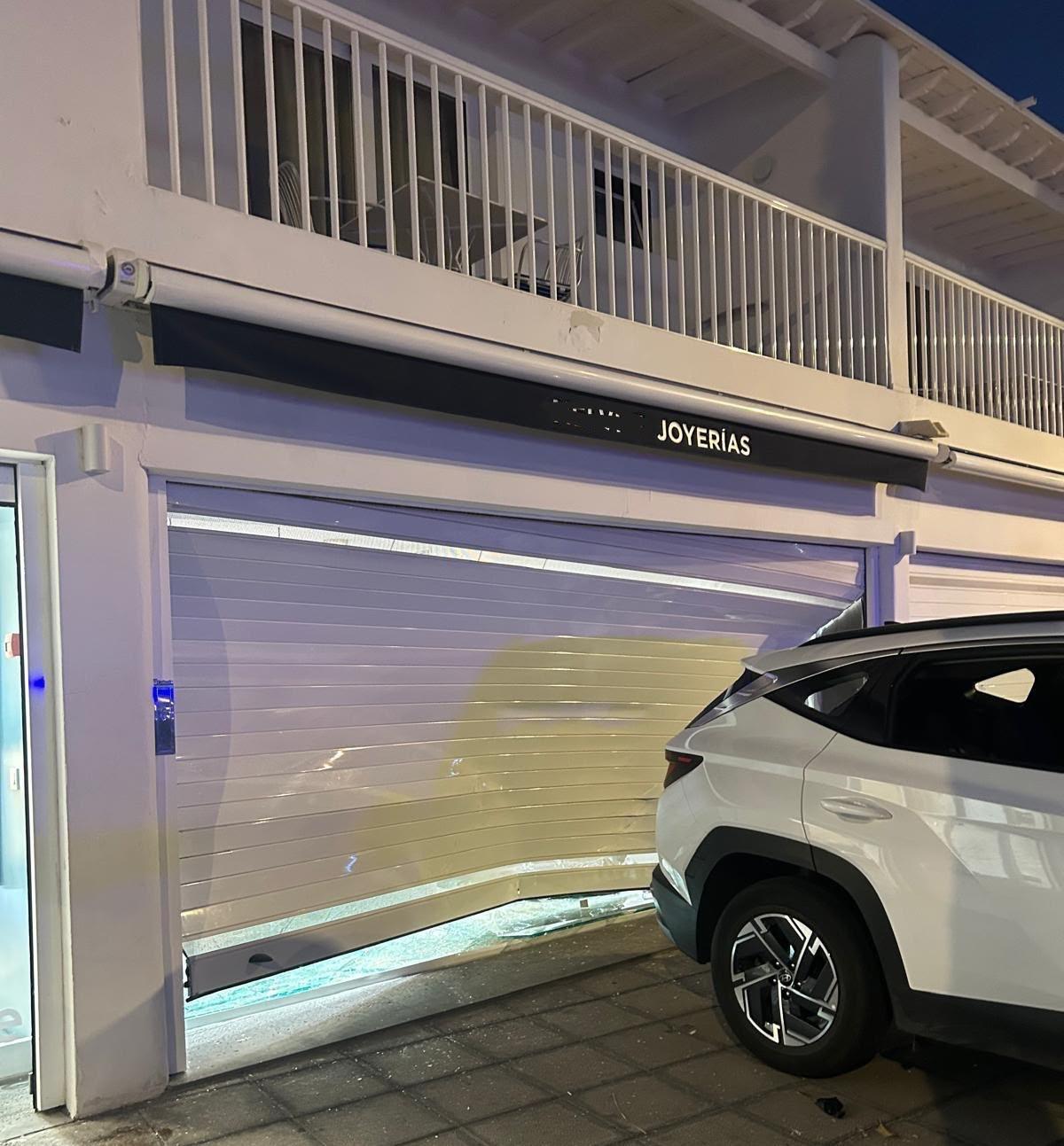 Alunizaje, en la madrugada de este jueves, 2 de julio, en una joyería de la zona turística de Puerto del Carmen, en Lanzarote